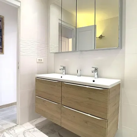 Apartman Renovated 100M² Townhouse , In The Heart Of The Old Town Of Antibes *