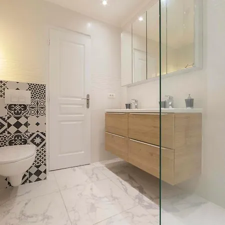 Renovated 100M² Townhouse , In The Heart Of The Old Town Of Antibes Apartman